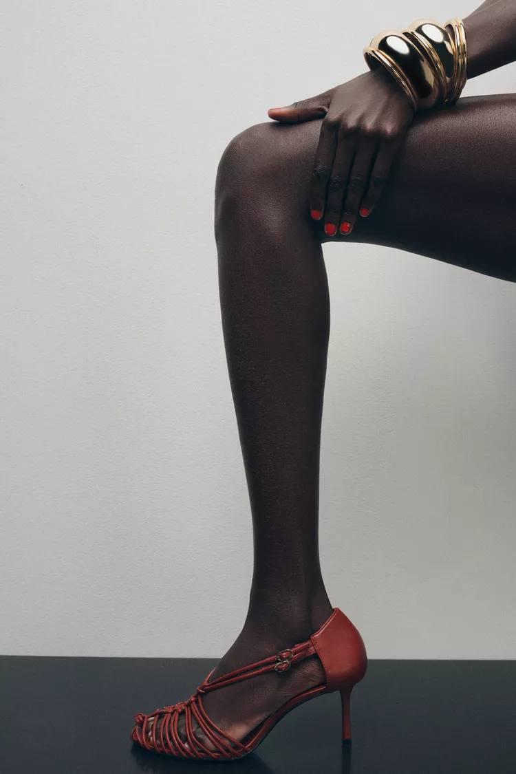 Безумно нравятся эти терракотовые босоножки от Zara. Манящий цвет, винтажный налет и интересный дизайн. Кожа, судя по фото, мягкая. Для афро-американского цветотипа вообще загляденье. 