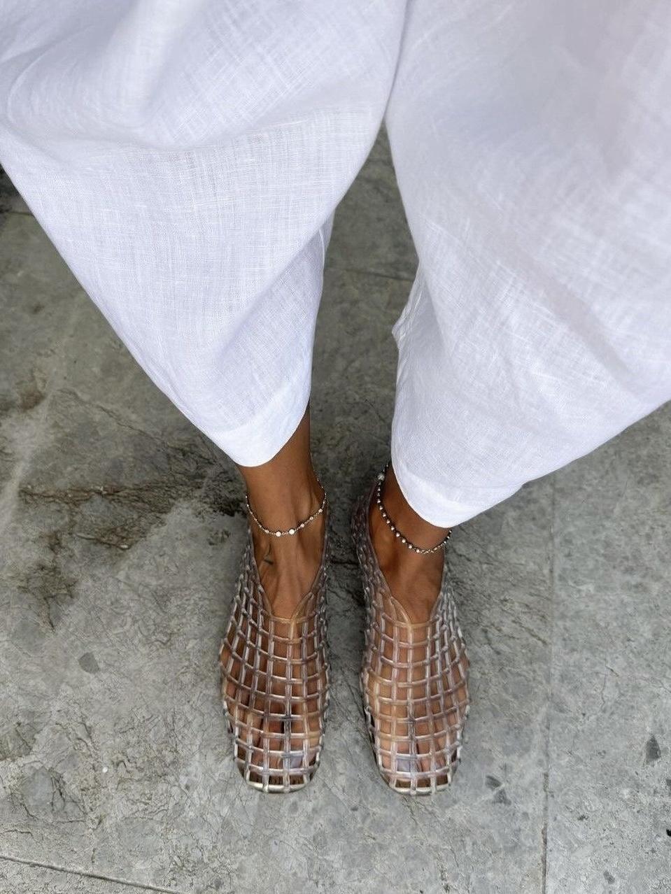 Скоро пинтерест взорвется новым летним трендом, начало которому год назад положили The Row со своими сетчатыми балетками из ПВХ. Название ему Jelly shoes - желейная обувь. 

Теперь такие есть и у Chloe, Loewe, Bottega Veneta, Gucci, DKNY, Zara. А еще у нас в Lime - в исполнении вьетнамок. 

Я в городских образах к такому повороту пока не готова. Но в моде никогда не говорю никогда. А вам тренд зашел?