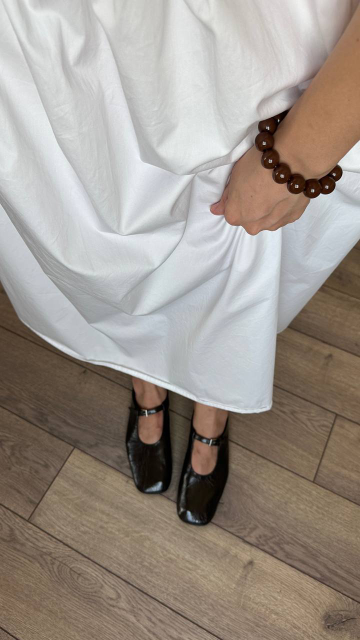 Обувь в Sela пересмотрена, перемерена, проанализирована и куплена. 

Балетки - настоящая пушка! Они мягчайшие. Скругленный широкий нос, глубокая посадка мыса, необычный вырез и очень крутая фактура кожи. Цвет то ли черный, то ли коричневый. Под разным освещением он разный. Я бы назвала его «горький шоколад». 

И пару слов о сумке: она тоже уехала со мной. Фактура такая же, что у балеток, но цвет четко черный. Идеальный боулинг, вместительного размера с адекватной длиной ручек. 

Sela, вы - умнички. Радуете.