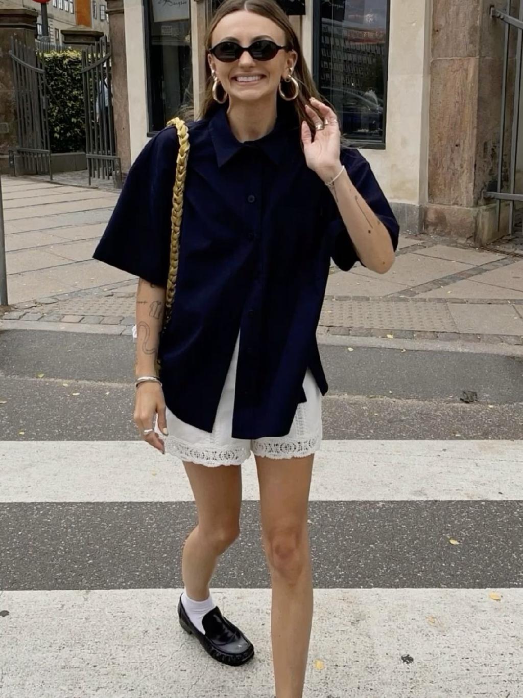 Сочетания с белыми малюсенькими шортами с каждым днем становятся все популярнее. А значит, я ищу что-то подходящее в наших российских реалиях. 


А ещё в тренде кружевные шорты, микро шорты-кроше и шортики-баллон.