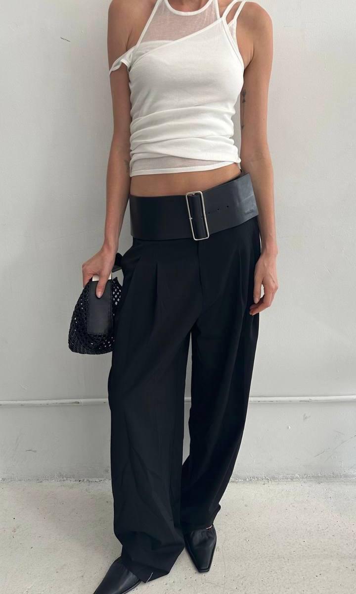 Лето! А это значит, что пора уделить особое внимание аксессуарам. В жаркую погоду мы не имеем возможности особо разгуляться со стилизациями, тканями, деталями и многослойностью, поэтому разнообразим образ аксессуарами. 

Широкие ремни, ремни с камнями и ракушками, бодичейны, баски, цветные и кружевные платки, акцентные броши, интересные кулоны, крупные украшения, велком в наши гардеробы!