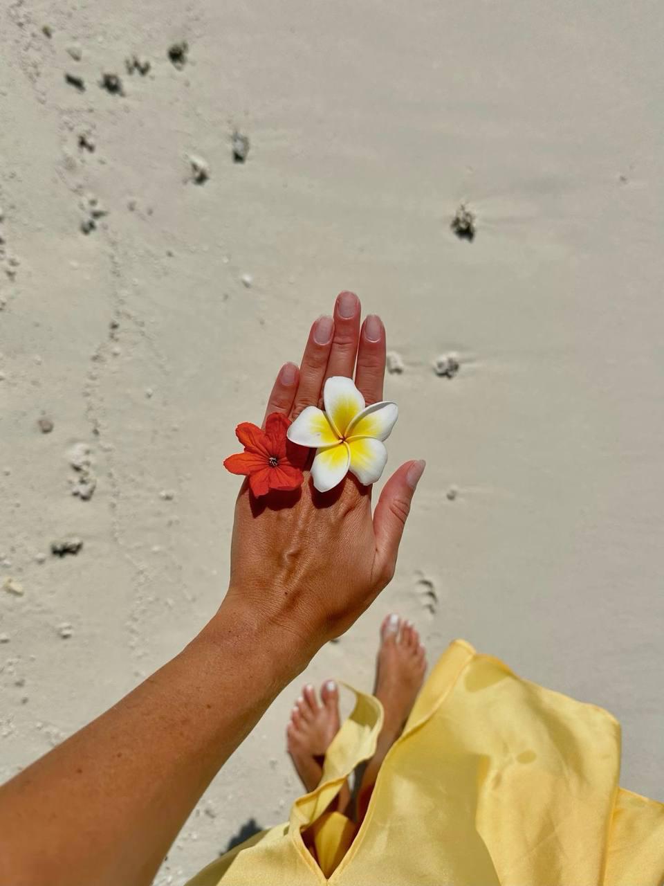 Хочется простого женского: гавайского цветка в волосах. А лучше несколько! Оставлю ссылку на приличный вариант за 300 рэ с WB. 