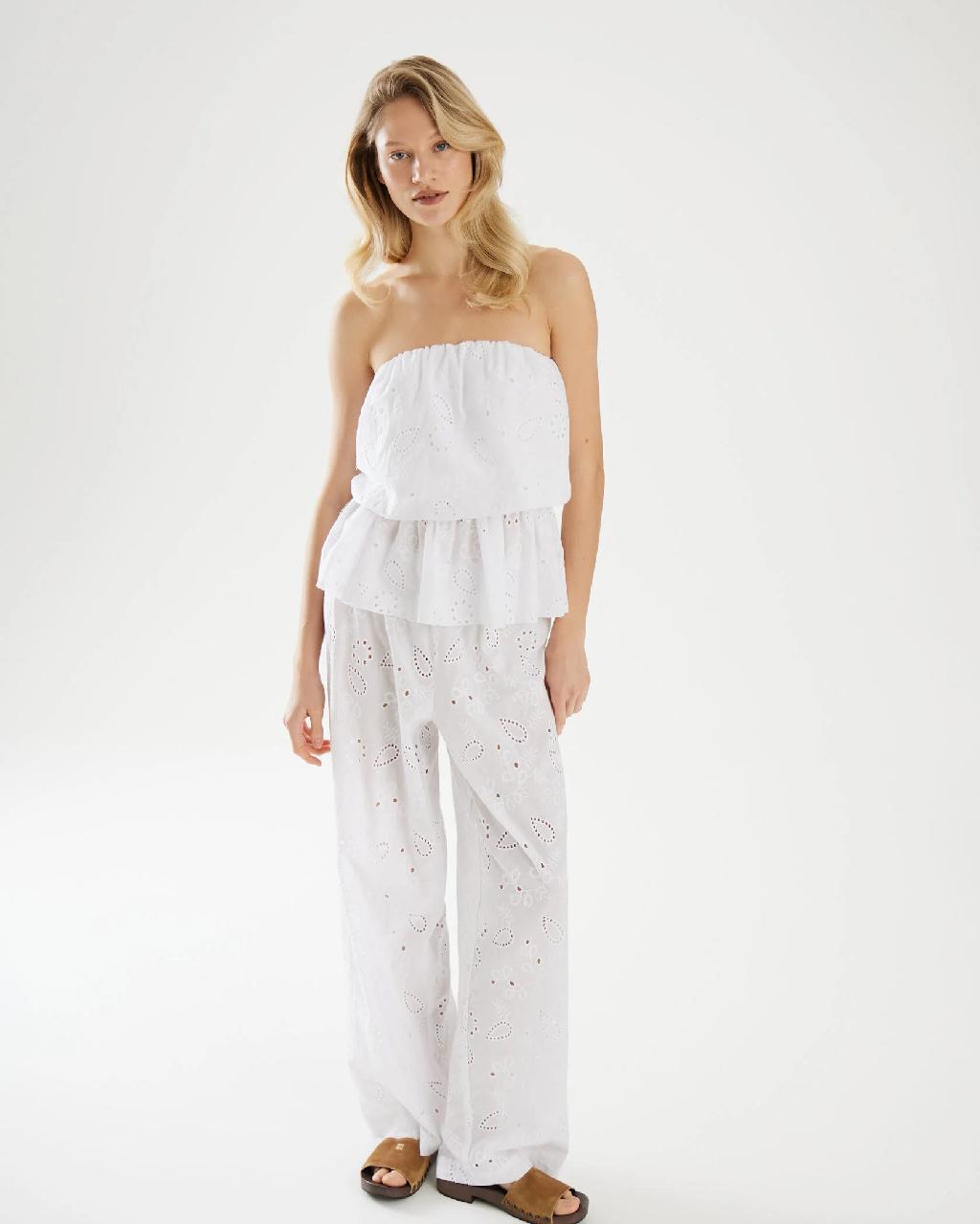 Сильно запали в душу летние образы с белыми брюками с перфорацией. И я нашла такие у Ivolga.  Невозможная нежнятина, если честно. Не знаю, как можно на них не положить глаз. 