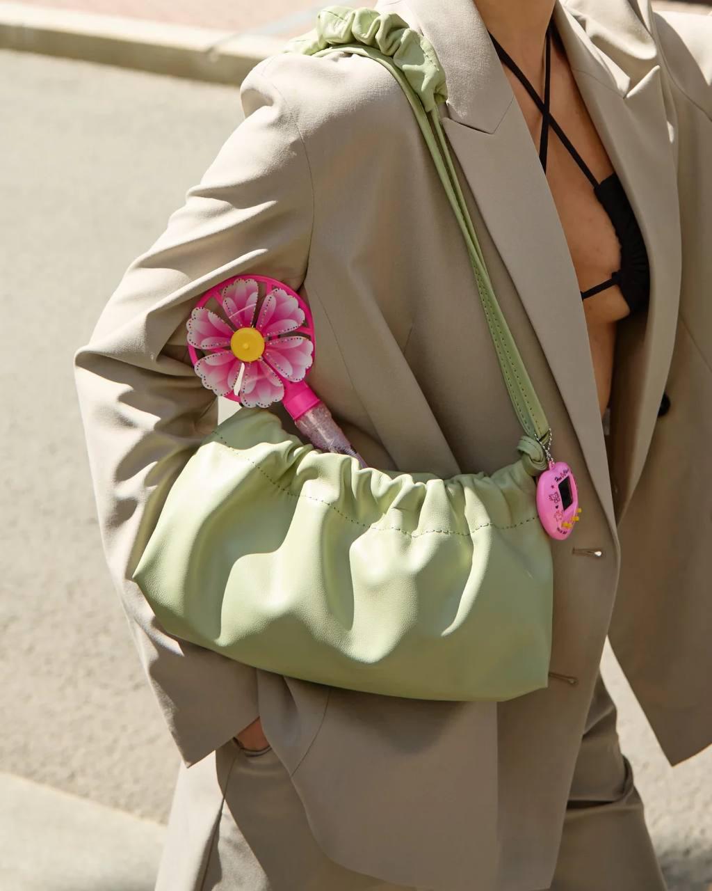 По горячим следам поста про трендовые цвета этого лета могу предложить вам милейшие сумочки от Sherwd. Про бренд ничего не знаю. Но судя по дизайну этих малышек, они однозначные отличники этого сезона. Натуральная кожа. 