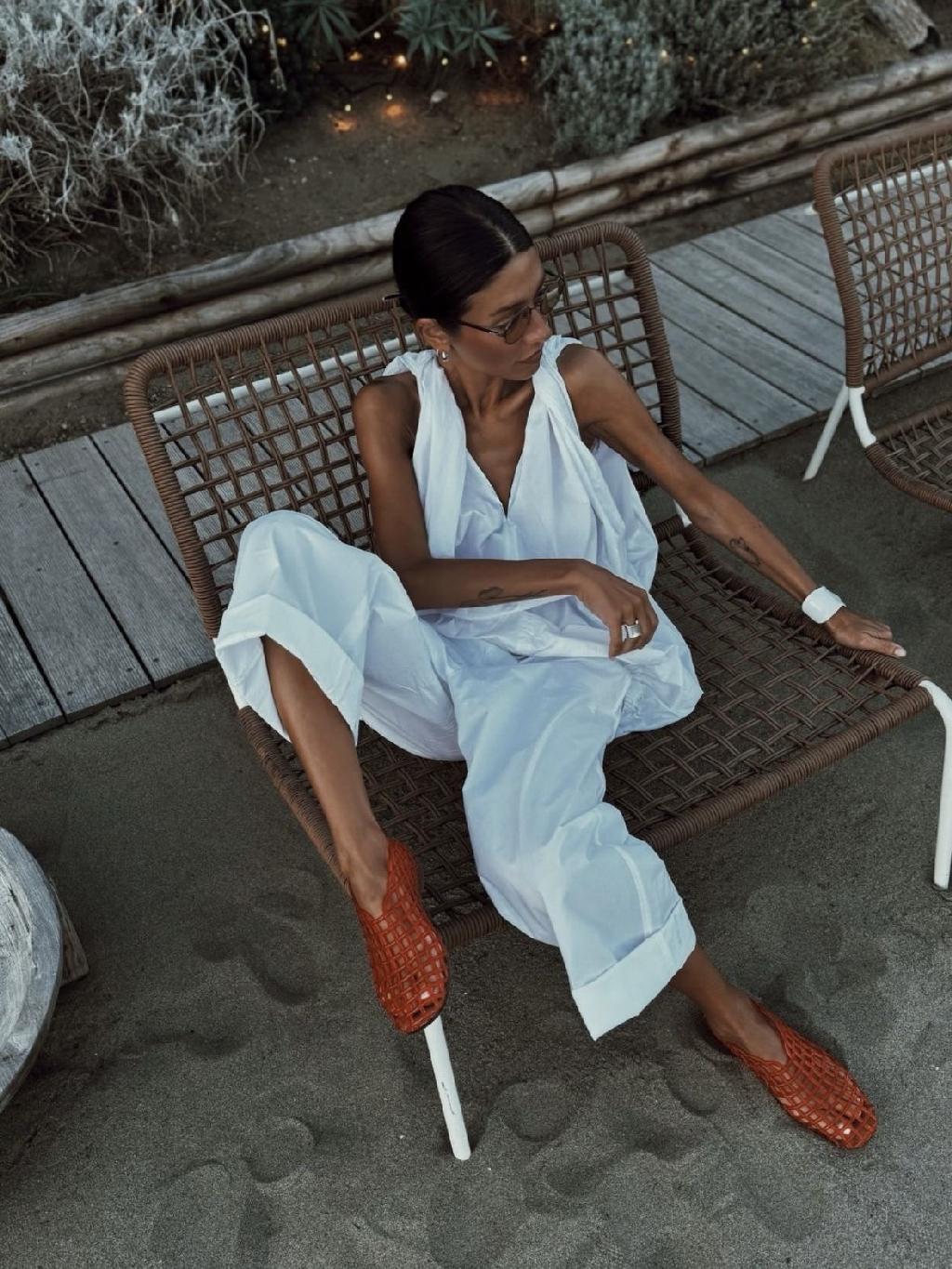 Скоро пинтерест взорвется новым летним трендом, начало которому год назад положили The Row со своими сетчатыми балетками из ПВХ. Название ему Jelly shoes - желейная обувь. 

Теперь такие есть и у Chloe, Loewe, Bottega Veneta, Gucci, DKNY, Zara. А еще у нас в Lime - в исполнении вьетнамок. 

Я в городских образах к такому повороту пока не готова. Но в моде никогда не говорю никогда. А вам тренд зашел?