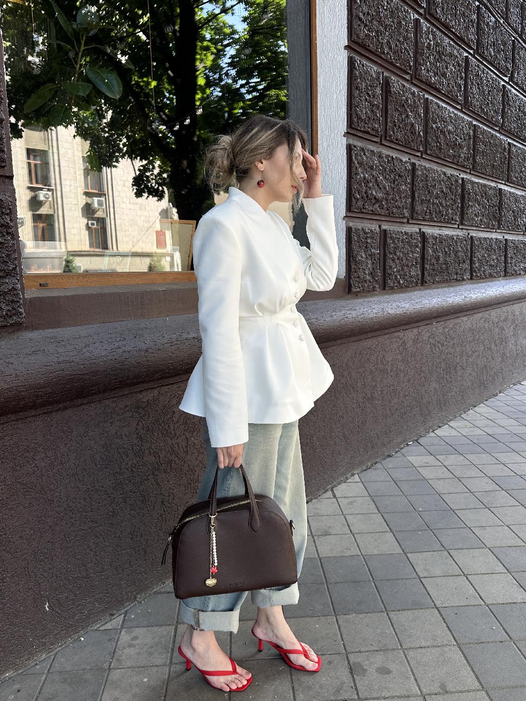 Помните бренд Kira Plastinina? Если вам от 30 до 36 лет, то должны помнить. Ярко-розовые магазинчики, которые отличались от всех остальных, и манили своими нарядными манекенами. 

Там продавались очень красивые вещи, в перьях и пайетках, которые я - студентка тогда позволить себе не могла. Что не мешало мне перемерять каждую субботу по пол магазина 😐

Недавно на Lamoda наткнулась на этот приталенный жакет от этой самой Kira Plastinina. И решила, что детские гештальды надо закрывать. Правда, есть ощущение, что я и сейчас не очень-то могу себе это позволить 😂

Вещица крайне изящная и стильная.