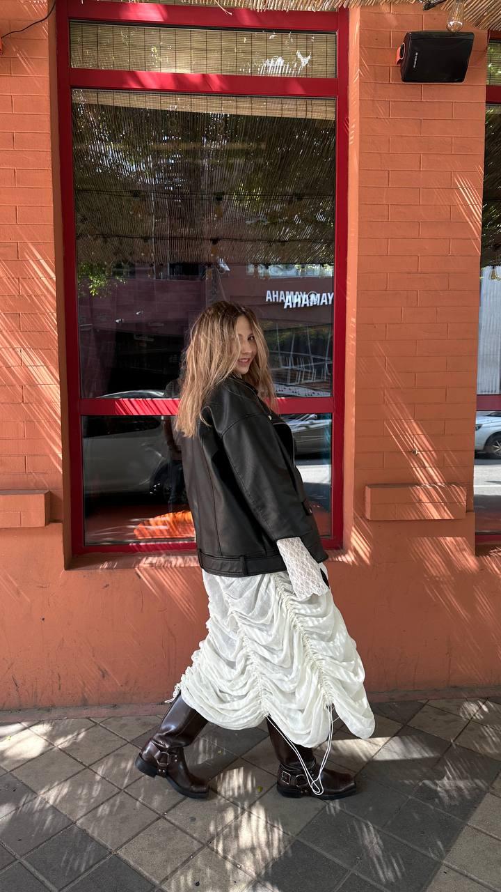 Лук дня: 

Футболка Befree
Юбка Voluminous
Сапоги MAAG 
Бусы из винтажки 

А вы сегодня в чем?