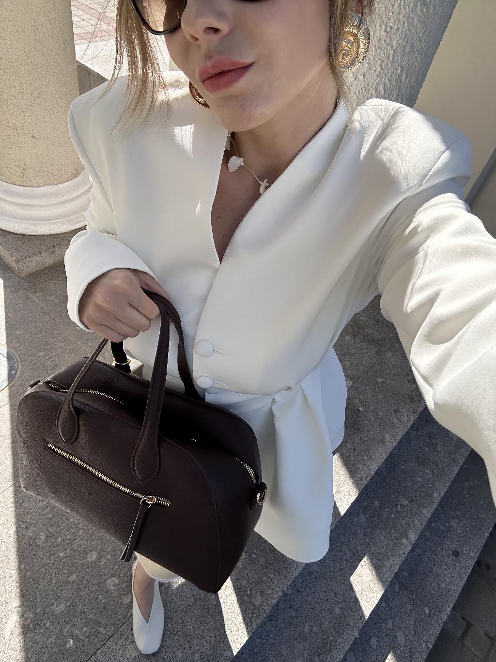 Все больше и больше нравится выражать себя женственными образами. Надо хвалить мой пучок - такого, я полагаю, больше никогда не получится 😂 

Жакет Kira Plastinina
Юбка Crate