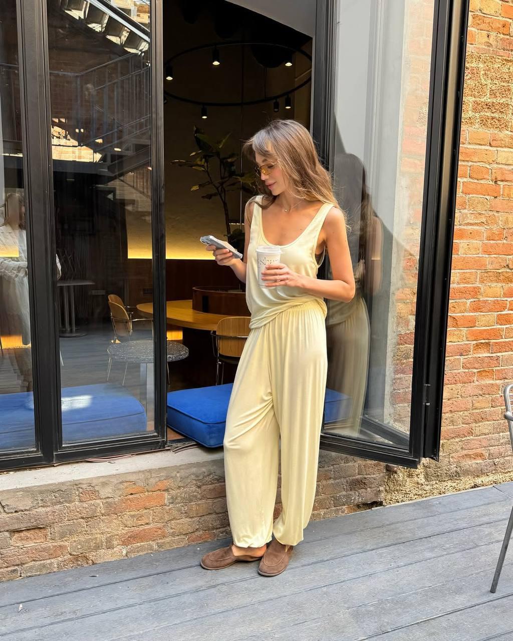 Неделька выдалась совершенно беспонтовая, очень нервная, абсолютно непродуктивная, и ещё и самочувствие подкачало. Интересно, всему виной звезды, магнитные бури или мое решение наконец-то начать усердно заниматься спортом и питанием без отговорок? 

В такие дни хочется принять, что от тебя может ничего не зависеть, честно забить на все непоставленные плюсики и завернуться в уютный костюм от Matu, надеясь, что его солнечный оттенок исправит хотя бы настроение.