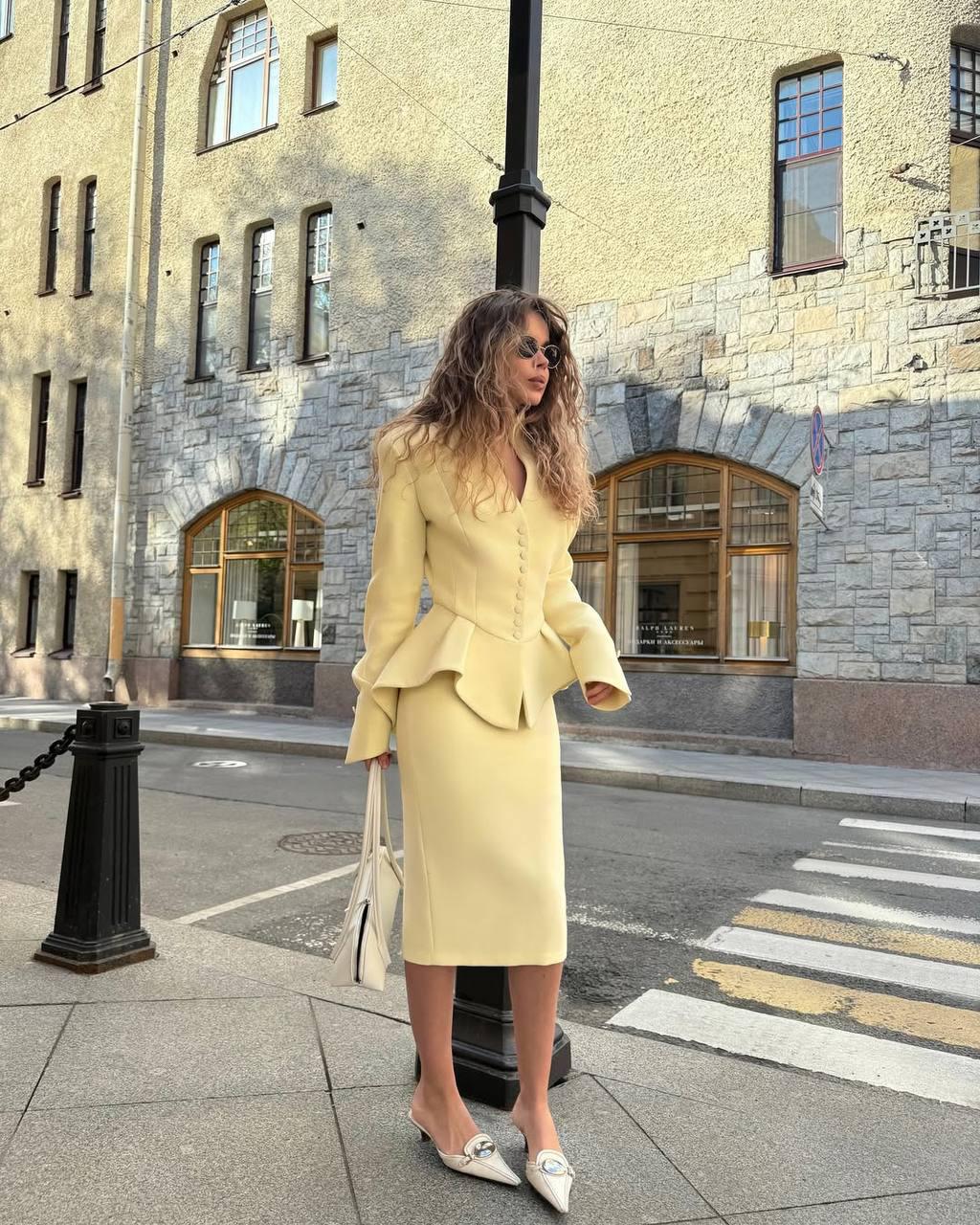 Шикарный костюм La Femme, в котором вы точно не останетесь незамеченной. 

Трендовый женственный силуэт, удлиненные рукава с деликатно расклешенными манжетами, плотный материал, способный удержать всю задуманную структуру, и цвет! Я влюбилась! 

Если ищете что-нибудь на особый случай - это должен быть он. 