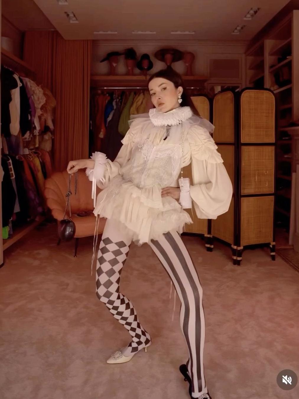 Гороховый принт в аксессуарах классно работает в популярной сейчас эстетике circus core. Помимо того, что этот стиль сейчас крайне актуален в оформлении мероприятий и свадеб, ответвление его просочилось и в моду. Circus core - это на грани эксцентричности и театральности. Максимализм и гиперболизация. 

Выразительные пышные силуэты, брюки-алладины, рукава-фонарики, многослойные оборки, контрастные воротники, балетки ярких цветов, кружевные элементы и бельевые корсеты - все сюда. А ещё полоска и ромбовидный принт. 

Именно так я и планирую двигаться ближайшие пару месяцев.