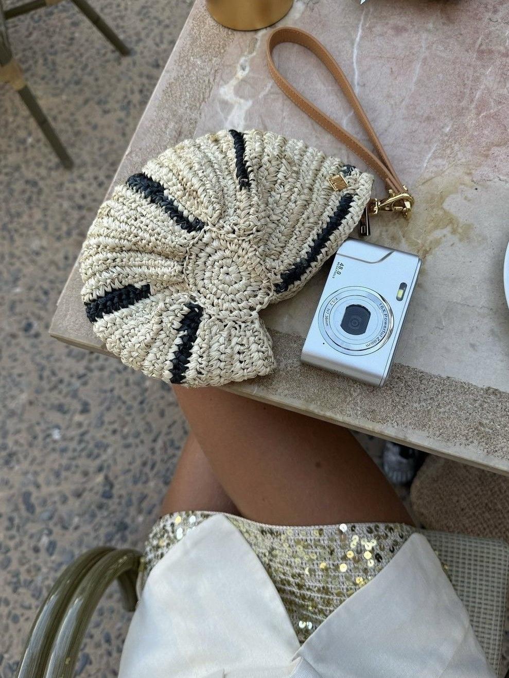 Плетенные сумки, сумки-корзинки - настоящий и незаменимый летний мастхэв уже несколько подряд теплых сезонов. Такую сумку можно брать в любой летний образ, и вы точно не промахнетесь. 

Моя подобная, купленная в Турции прошлым летом совсем развалилась. И я хочу повторить!