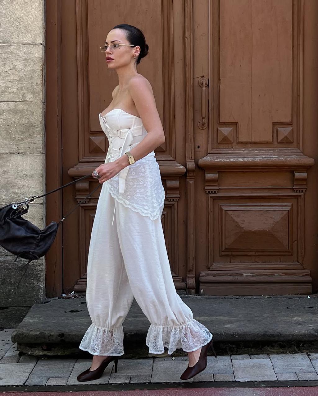 Ещё из несколько похожих попались брюки с кружевом от Bardak. Задумка, конечно, интересная. Особенно, понравятся тем, кто в поиске очень модных сейчас брюк-аладдинов. Но такие замысловатые модели, однозначно, надо сначала мерить: подойдут не всем фигурам. 