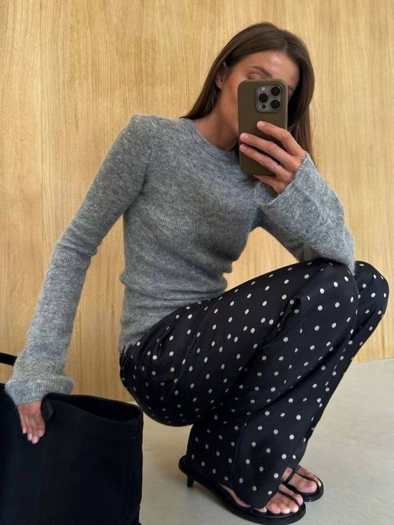 Что обязательно должно быть (и будет) в моем осеннем гардеробе. И что я советую купить всем, кто собирает осеннюю капсулу с нуля. 

- Ветровка - спортивная или полуспортивная, шуршащая, полупрозрачная, из плащевки или хлопка, с резинкой или кулиской по низу, с воротником-стойкой или капюшоном. Наверняка, вы уже видели супер-трендовые образы с такими ветровками в элегантных, повседневно-деловых или бельевых стилизациях. Берём! 

Кому не нравится ветровка - рассмотрите укороченный тренч или плащ, чуть менее универсально, чуть более серьезно, также стильно. 

- Кружевной топ/туника/юбка/платье/шорты. Летом активно носили, и смело переносим в осень. Со свитерами, жакетами и кожаными верхними изделиями очень свежо и утонченно смотрится. 

- Черные брюки с заниженной линией талии либо укороченные модели, облегающие ножку. А лучше берите и те, и те. Универсальнейший низ, который будет ещё и самым актуальным. 

- На смену маек, которые даже для меня стали самым носибельным верхом этим летом, (а я не слишком люблю оголять плечи), приходят тонкие кашемировые свитера и топы. Модными будут варианты и с длинным рукавом, и с коротким, и вовсе без рукава, но универсальнее первые - их можно повязывать на талию или плечи, усложняя лук. 

- Лоферы, про которые мы с вами уже много раз говорили. В замше или коже, с открытой пяткой, как мюли, или классические. Более структурные, или мягкие, как чешки. Выбирайте, что подходит вашему стилю. И не бойтесь носить их с плотными носками не в цвет - так даже нужно. 

- Жокейские сапоги в минималистичном дизайне. Наиболее удачно смотрятся с мини-юбками, удлиненными бермудами или с узкими брюками, но и с широкими низами их можно умудриться выигрышно застилизовать. 