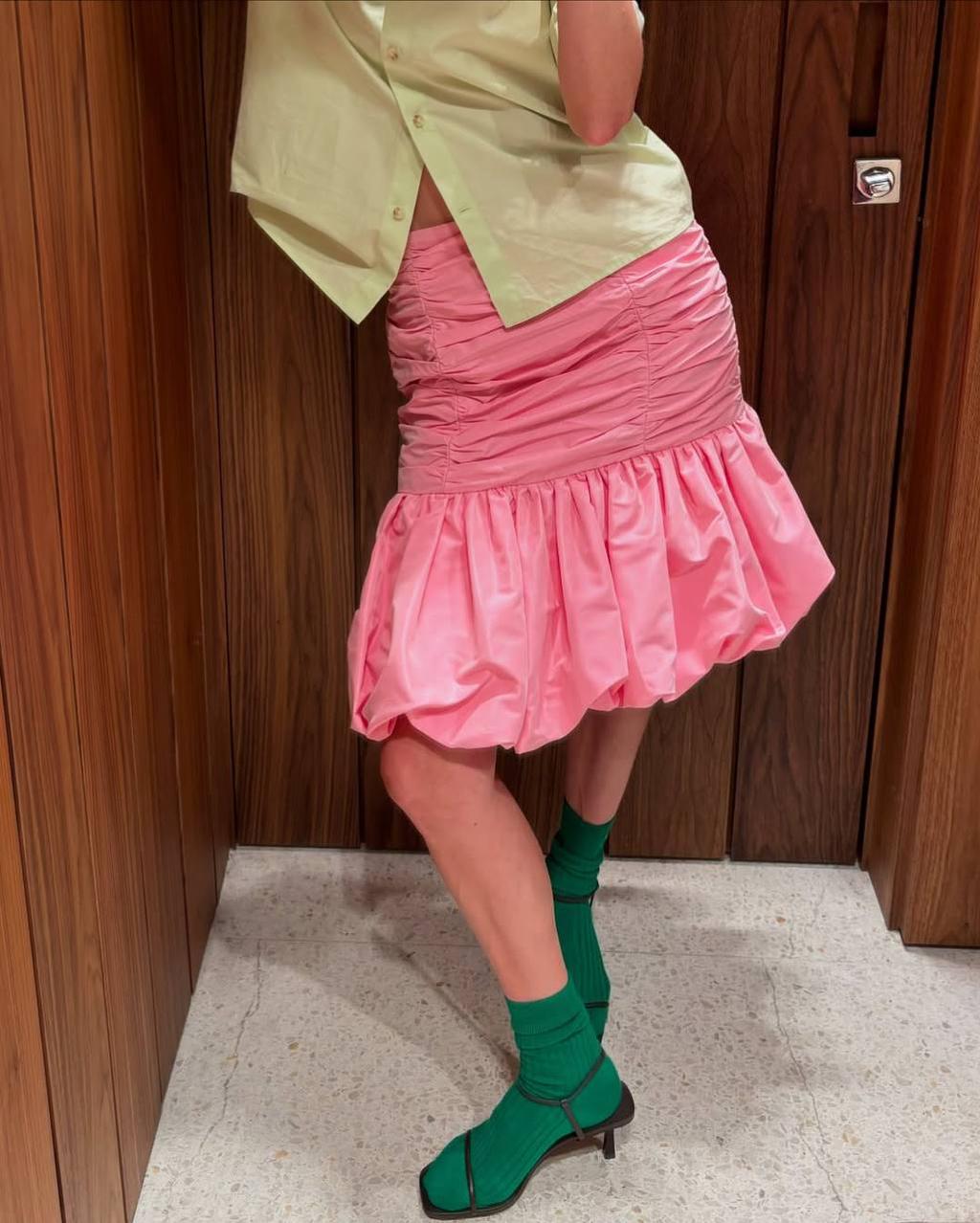 Лето в Краснодаре идентифицируется только по комарам, их ночным одам и моим изодранным в кровь ногам. Но речь не об этом. Босоножки носить хочется? Хочется! 

Вот нам наглядный пример от Даши Крыжановской, как стильно открытые босоножки могут смотреться с носками. Немного попахивает дурнинкой, но в том и сок - все, что сильно бросается в глаза, оставляет отпечаток в сердцах окружающих.