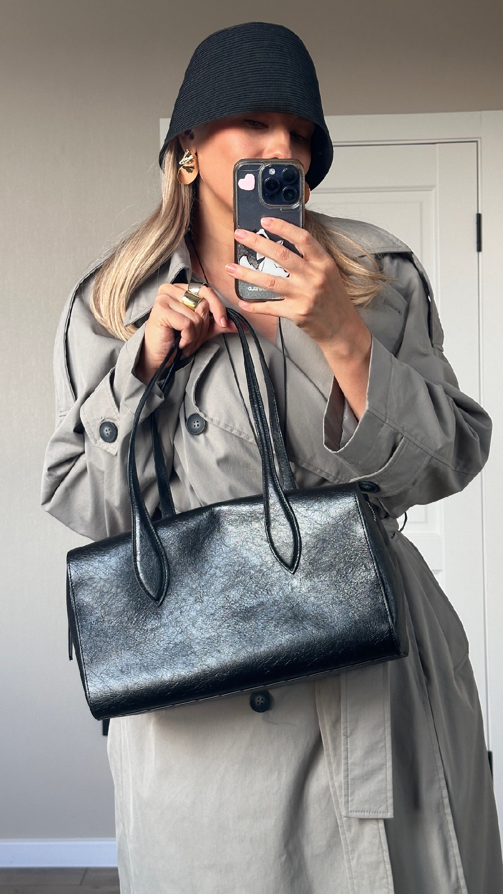 Вдохновленная своим первым в жизни тренчем собрала спонтанный образ на раннюю осень. И, не откладывая в долгий ящик, решила попробовать тот самый тренд с носками. 

Получилось, на мой взгляд, прям круто! А с моими новыми слингбэками (они тоже от Nume) такие носки замэтчились идеально. 

Единственное, чтоб поубавить количество горизонтальных линий в нижней части, которые режут ноги, сюда надо использовать гольфы, а не носки. Пойду ещё что-нибудь отрежу ✂️ 

Ах, да, ловите ссылки: 
тренч
кожаные слингбэки