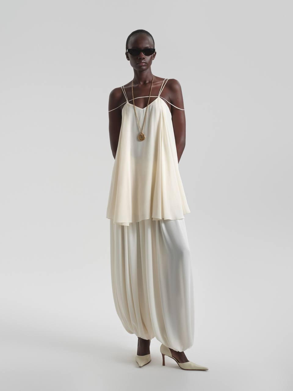 Господи-боже! Как же красиво! То ли топ, то ли платье от Namelazz. Мне кажется, эта чернокожая модель делает им бОльшую часть кассы. Уж очень органично такая кожа смотрится в вещах бренда. 

Но у нас такой кожи никогда не будет, поэтому хотелось бы видеть дополнительно более реальные фотографии на нашем цветотипе 😐 Да и ценник бы хотелось подешевле. Но что-то я уже разошлась с запросами. 