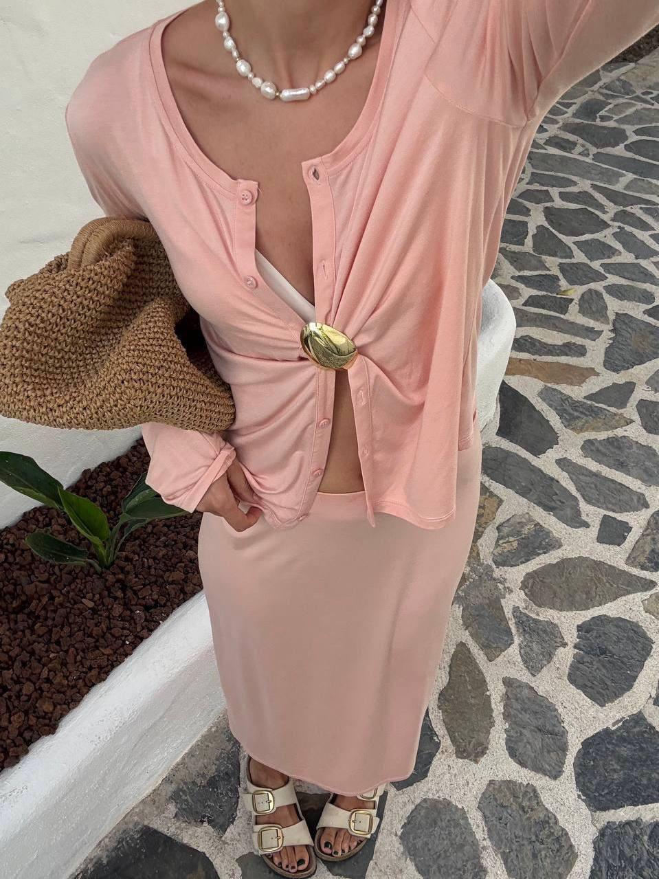 Лето! А это значит, что пора уделить особое внимание аксессуарам. В жаркую погоду мы не имеем возможности особо разгуляться со стилизациями, тканями, деталями и многослойностью, поэтому разнообразим образ аксессуарами. 

Широкие ремни, ремни с камнями и ракушками, бодичейны, баски, цветные и кружевные платки, акцентные броши, интересные кулоны, крупные украшения, велком в наши гардеробы!