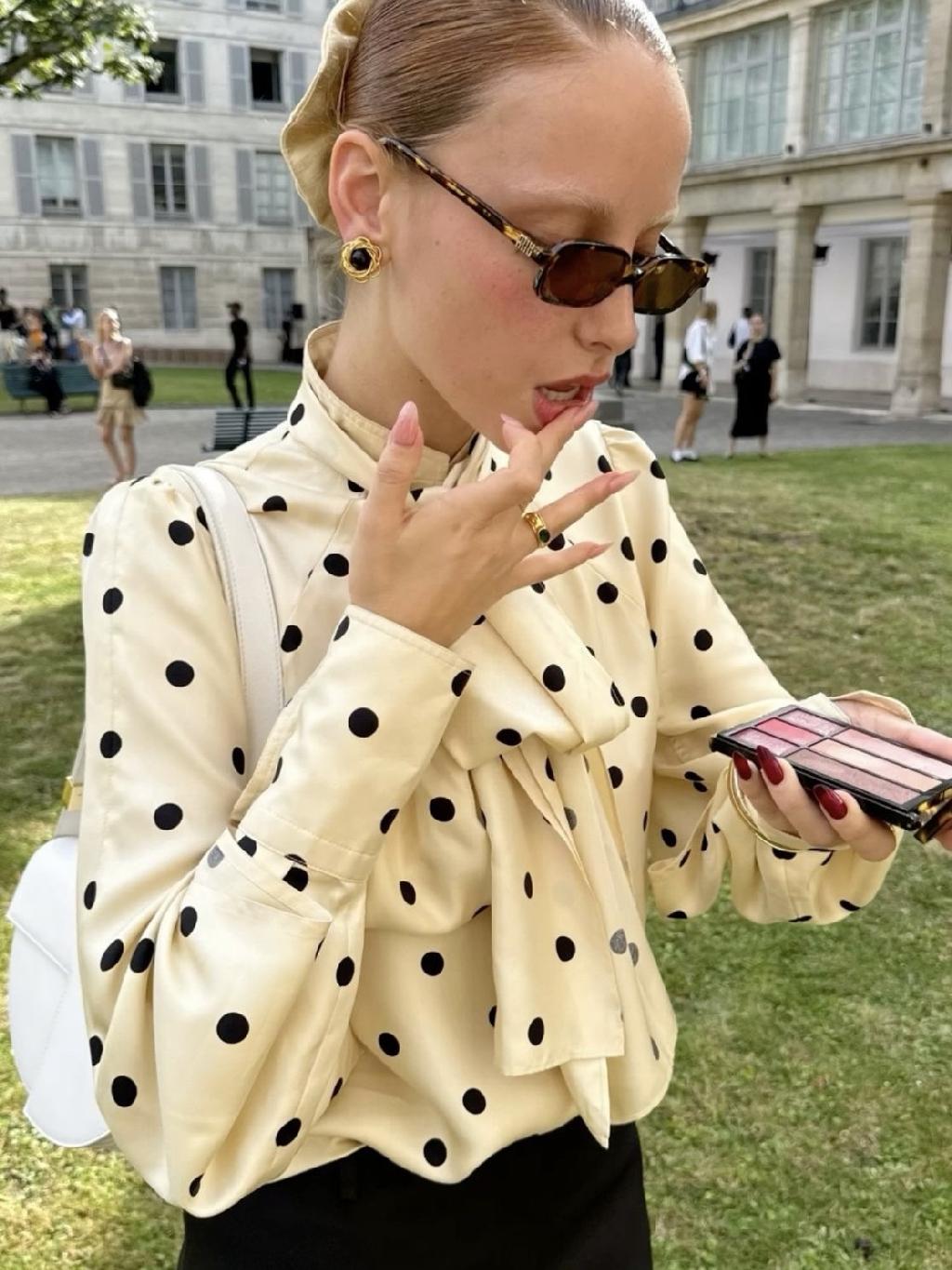 Принтованные бабушкины блузки, от которых мы шугались несколько добрых лет, снова в тренде и обыграть их можно очень стильно и вкусно. Выбираем атласную или хлопковую!