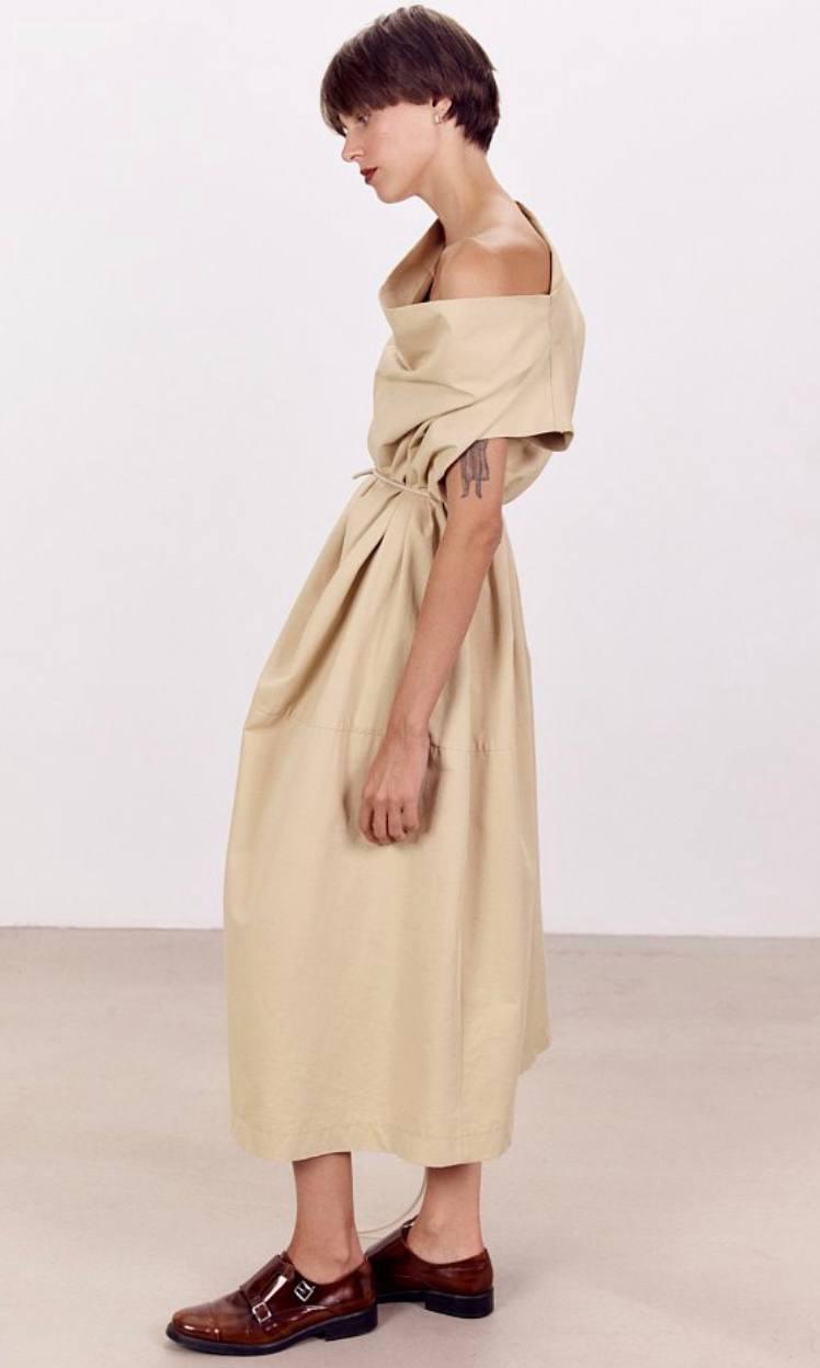 Если вы думали, что уже купили все платья мира, и вам платьев уже достаточно, то не достаточно! 

7dots, вдохновляясь древним искусством оригами, придумали совершенно непривычную и сложнейшую конструкцию, обуздав ее в это платье. Вау! 