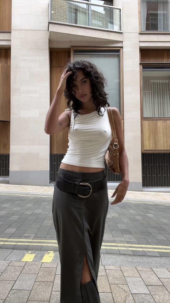 Забирайте шесть трендовых приемов на лето: 

Одежда в стиле бохо - однозначный лидер. Хотя мне немного поднадоела. В любом случае, летящие ткани, кружево, перфорации на ткани, бахрому и воланы активно носим. 

Силуэты, в которых сочетается контраст длин: короткое и длинное. Это и юбки поверх брюк, и ассиметричные подолы платьев и любые повязанные на пояс аксессуары: косынки, килты, баски и т.п. 

Платок. Сколько лет мы скачем вокруг него, придумывая мыслимые и немыслимые стилизации, но платок на пояс и вместо топа - по-прежнему очень актуальный стайлинг. 

Ультра-широкий ремень. Особенно грубый, дерзкий и броский на полупрозрачный трикотаж или на одежду, которую ремень впринципе изначально не предполагает. 

Цветы и узоры на тканях. Тут даже говорить ничего не буду, это изящно, женственно и максимально «летне» всегда. 

Крупные оправы очков. Пластмассовые и в глубоких сложных цветах. Например, темно-зеленые или грязно-голубые. 

Что носите из вышеперечисленного?