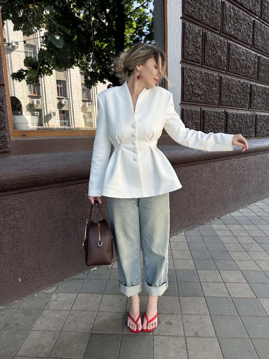 Помните бренд Kira Plastinina? Если вам от 30 до 36 лет, то должны помнить. Ярко-розовые магазинчики, которые отличались от всех остальных, и манили своими нарядными манекенами. 

Там продавались очень красивые вещи, в перьях и пайетках, которые я - студентка тогда позволить себе не могла. Что не мешало мне перемерять каждую субботу по пол магазина 😐

Недавно на Lamoda наткнулась на этот приталенный жакет от этой самой Kira Plastinina. И решила, что детские гештальды надо закрывать. Правда, есть ощущение, что я и сейчас не очень-то могу себе это позволить 😂

Вещица крайне изящная и стильная.