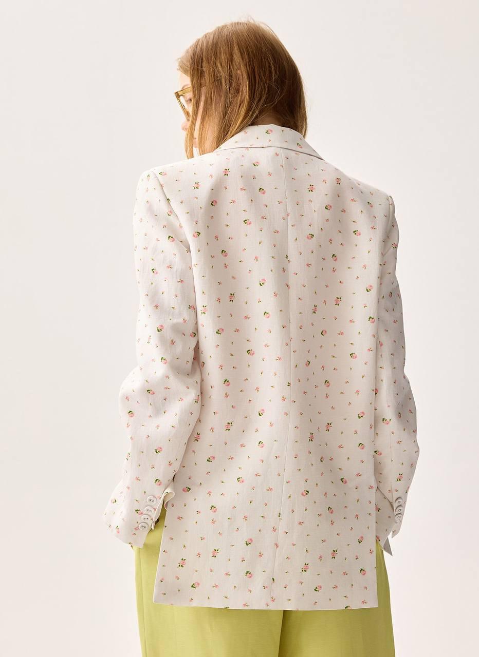 All We Need занимается клиентообразованностью и рассказывает про принт в их новой коллекции, который называется мильфлер (цветочный или растительный рисунок на однотонном фоне). Я вот была не в курсе этой терминологии, а вы? 

Очень понравился цветочный льняной костюм и цветочный топ из полупрозрачной ткани. Цветочное помешательство не остановить.