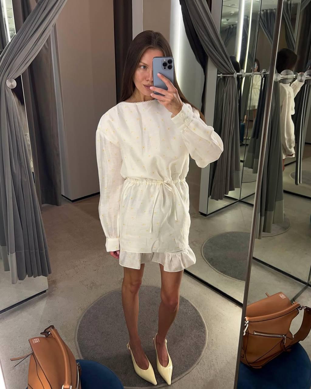 Мы с подругой пришли к выводу, что обслуживание в 2MOOD в Краснодаре хуже, чем на Сенном рынке в том же Краснодаре. Но вот такую красоту примерить не помешает даже этот неприятный факт.

На этом платье ещё и ненавязчивые желтые цветочки, присмотритесь! Потрясающе.