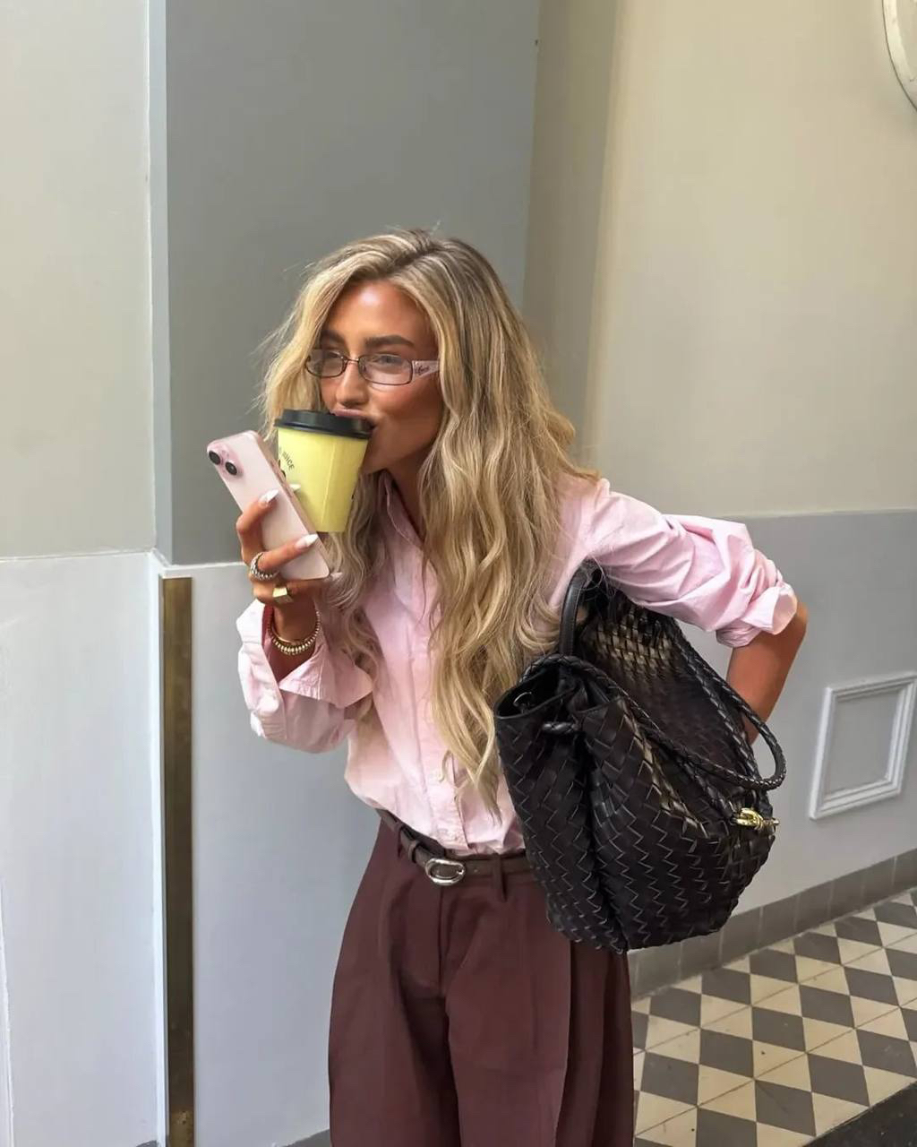 Посмотрите, как круто широченные брюки смотрятся именно на средней посадке! Они выглядят в тысячу раз более стильными, нежели привычные нам палаццо на высокой талии. 

Конечно, главный успех этого образа - идеально подобранный размер. Брюки сидят на девушке крайне свободно и максимально расслаблено. Поэтому выбор в пользу размерчика побольше, даст тот самый эффект воздуха между телом и одеждой. А это всегда актуализирует стайлинг, если дело касается брюк. Всегда!