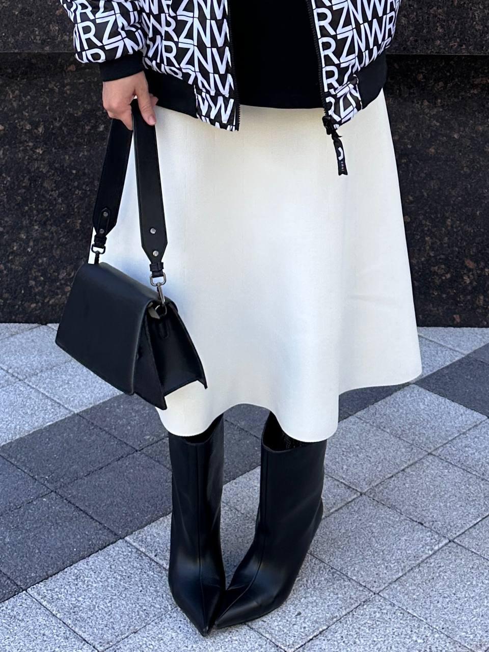 У меня из активного черно-белого принта уже в больших любимках бомбер ZNWR. Однако, эта сторона отражает мое сегодняшнее настроение лучше - динамичная, сложная и резкая. 

Сочетаю на контрасте. Спортивный верх + женственный низ. Чуть открываю щиколотку, чтоб не утонуть в оверсайзе. 