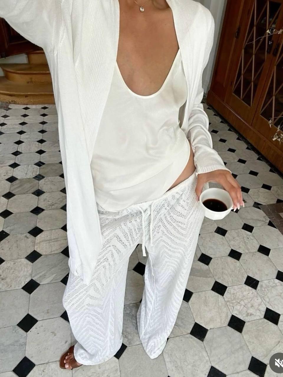 Глубокие вырезы, микро-топы и отсутствие нижнего белья под майкой или рубашкой сегодня - это не вульгарно! 

Вы можете относиться к этому, как угодно и тянуть убеждения из прошлого, думая, что позволять себе так одеваться - это неприлично, вызывающе и легкомысленно. Однако, это мода. И она не обязана отвечать вашим принципам. Сегодня она такая! Сегодня можно так! 

Позволяете себе подобные «шалости»?