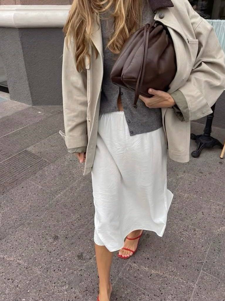 Постоянно обращаю внимание, что тренчи или ветровки под тренч + бельевая тематика - очень удачное сочетание. Даже удалось вам примеров наковырять по разным источникам. 

Это я к чему? В силу профессиональной деформации, уже раздумываю над осенними гардеробами и подсознательно запоминаю, что мы туда заберем и как мы это будем носить.