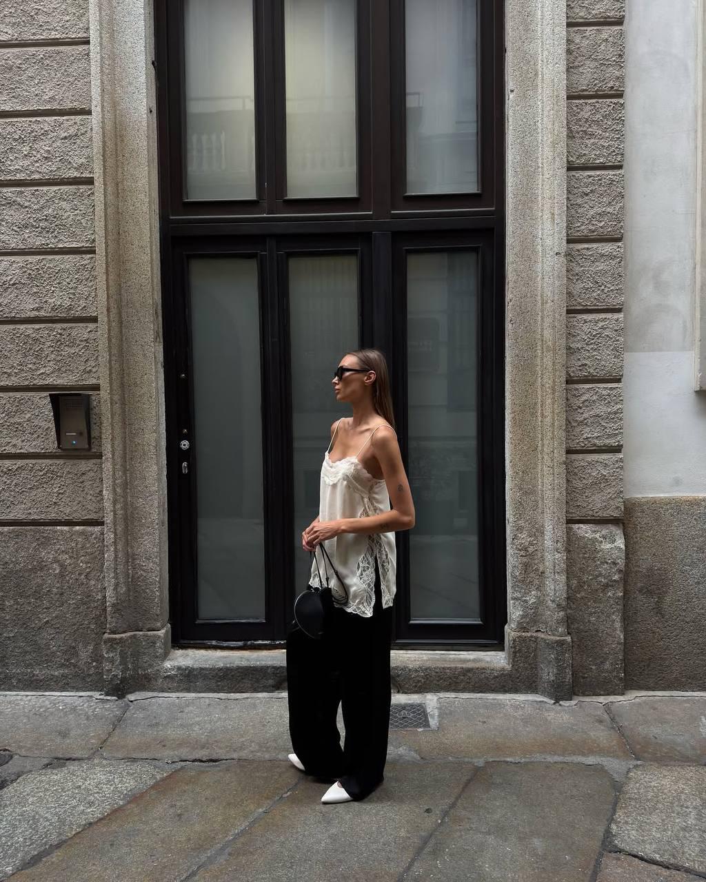 Простой, но шикарный до одури аутфит от основательницы бренда нижнего белья Muggy Bikinis - Мартины Каролак (если я не ошиблась с переводом). 

Насколько органично бельевой стиль смотрится в контрасте с кэжл-классикой. У нее, кстати, всегда подсматриваю подобные сочетания. Филигранно собраны!