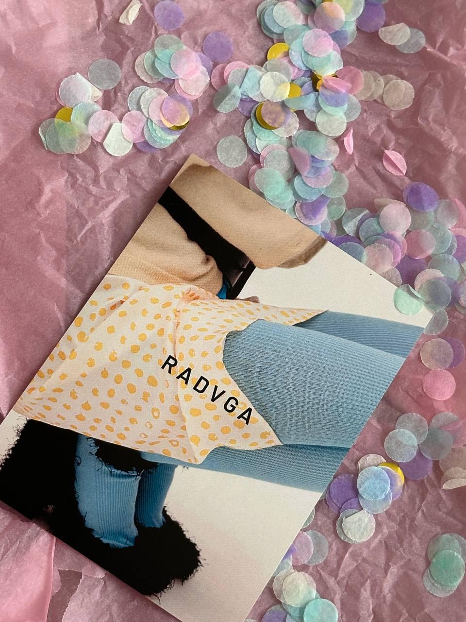 У меня из горохового пока только гольфы от Radvga. Любови! Срочно ушла вываливать шкафы, чтоб научиться их стилизовать. Пока не бахнуло +30, что происходит со мной регулярно, когда я сильно хочу успеть что-нибудь износить в ошметки до жары.

А как вам упаковка с конфетти и конфетами? Я в восторге 🥰