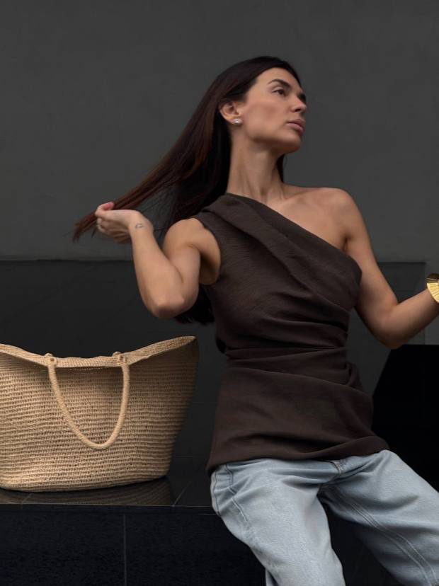 А ещё я прямо-таки запала на это асимметричное платье от Autentiments. Асимметрия, как тенденция, выходит за грани классических представлений о гармонии. А в исполнении минимализма, как это платье, закрывает сразу несколько длинных трендов. 

Платье представлено в двух базовых приятных цветах и выполнено из формоустойчивой фактурной ткани, которая хорошо держит драпировки и складочки. 

С одной стороны, оно простое и удобное для наших динамичных будней, а с другой, элегантное и изящное. Чтобы не забывать, что мы - женщины! 
