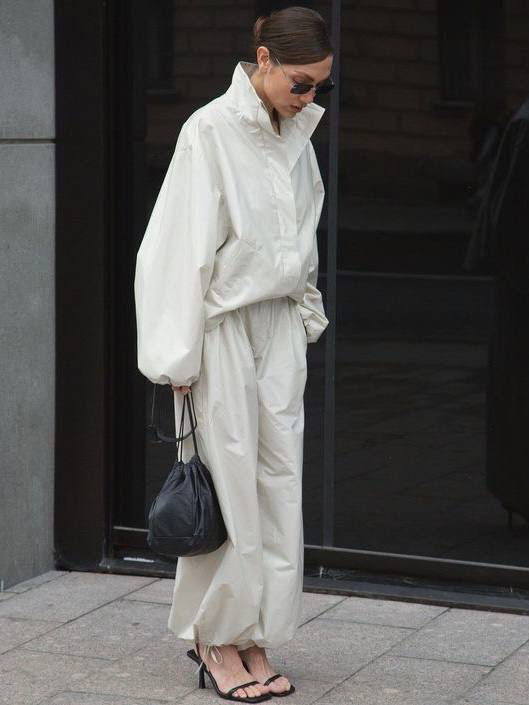 Что обязательно должно быть (и будет) в моем осеннем гардеробе. И что я советую купить всем, кто собирает осеннюю капсулу с нуля. 

- Ветровка - спортивная или полуспортивная, шуршащая, полупрозрачная, из плащевки или хлопка, с резинкой или кулиской по низу, с воротником-стойкой или капюшоном. Наверняка, вы уже видели супер-трендовые образы с такими ветровками в элегантных, повседневно-деловых или бельевых стилизациях. Берём! 

Кому не нравится ветровка - рассмотрите укороченный тренч или плащ, чуть менее универсально, чуть более серьезно, также стильно. 

- Кружевной топ/туника/юбка/платье/шорты. Летом активно носили, и смело переносим в осень. Со свитерами, жакетами и кожаными верхними изделиями очень свежо и утонченно смотрится. 

- Черные брюки с заниженной линией талии либо укороченные модели, облегающие ножку. А лучше берите и те, и те. Универсальнейший низ, который будет ещё и самым актуальным. 

- На смену маек, которые даже для меня стали самым носибельным верхом этим летом, (а я не слишком люблю оголять плечи), приходят тонкие кашемировые свитера и топы. Модными будут варианты и с длинным рукавом, и с коротким, и вовсе без рукава, но универсальнее первые - их можно повязывать на талию или плечи, усложняя лук. 

- Лоферы, про которые мы с вами уже много раз говорили. В замше или коже, с открытой пяткой, как мюли, или классические. Более структурные, или мягкие, как чешки. Выбирайте, что подходит вашему стилю. И не бойтесь носить их с плотными носками не в цвет - так даже нужно. 

- Жокейские сапоги в минималистичном дизайне. Наиболее удачно смотрятся с мини-юбками, удлиненными бермудами или с узкими брюками, но и с широкими низами их можно умудриться выигрышно застилизовать. 