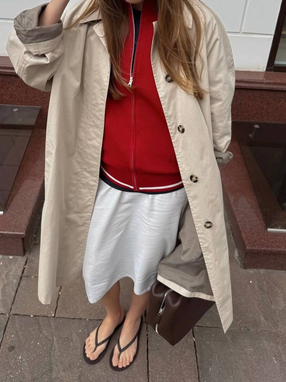 Постоянно обращаю внимание, что тренчи или ветровки под тренч + бельевая тематика - очень удачное сочетание. Даже удалось вам примеров наковырять по разным источникам. 

Это я к чему? В силу профессиональной деформации, уже раздумываю над осенними гардеробами и подсознательно запоминаю, что мы туда заберем и как мы это будем носить.