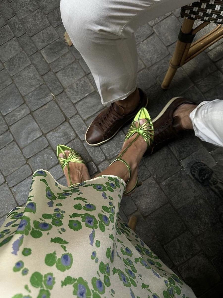 В этом сезоне нам точно нужна зеленая, салатовая, лимонная или желтая обувь. Только представьте, как этот цвет будет смотреться на загорелых ножках. И вообще, он дико освежает, и особенно, мне нравится в формате обуви.