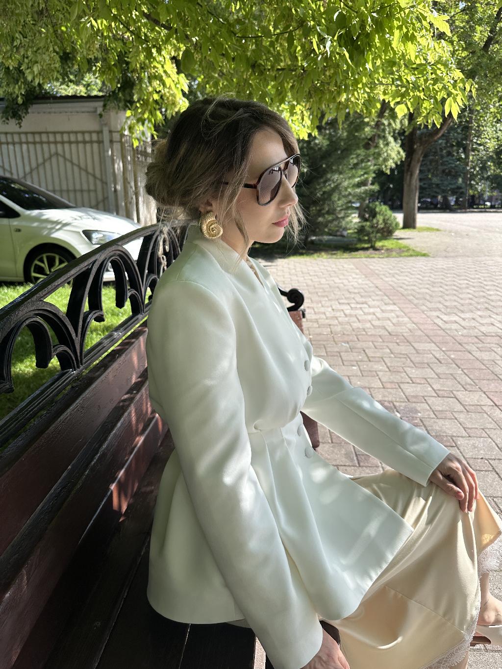 Все больше и больше нравится выражать себя женственными образами. Надо хвалить мой пучок - такого, я полагаю, больше никогда не получится 😂 

Жакет Kira Plastinina
Юбка Crate