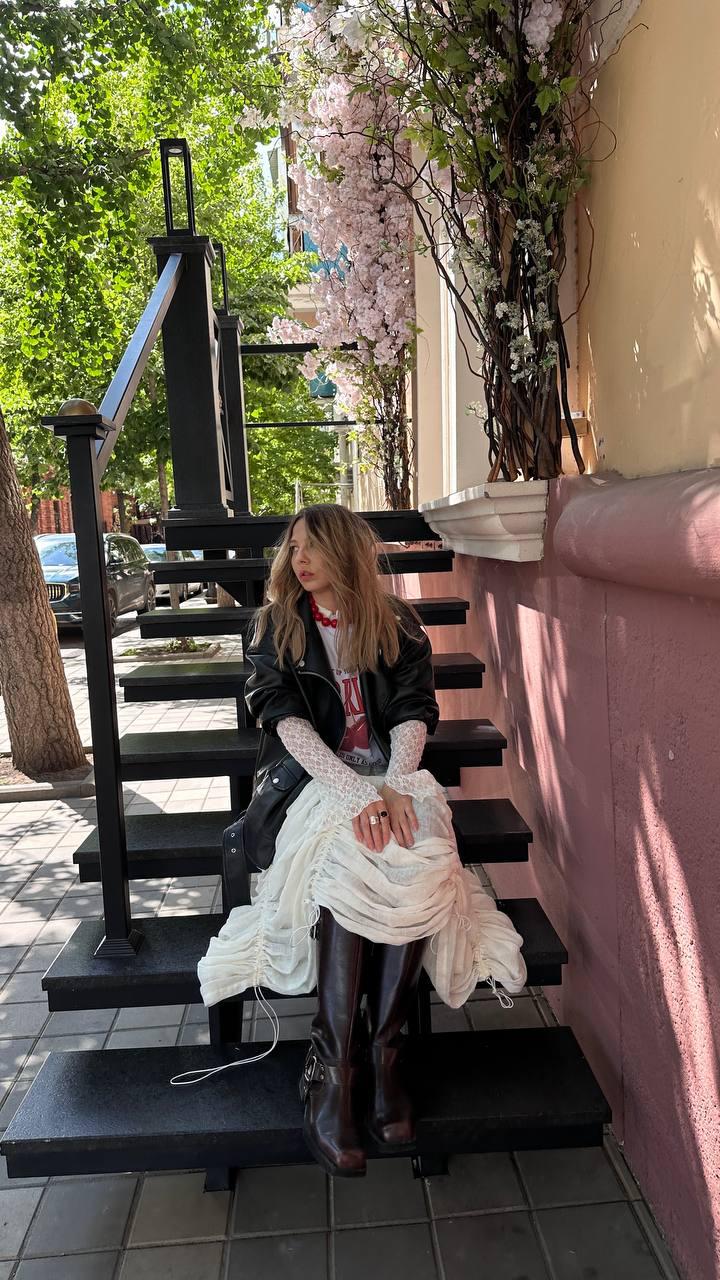 Лук дня: 

Футболка Befree
Юбка Voluminous
Сапоги MAAG 
Бусы из винтажки 

А вы сегодня в чем?