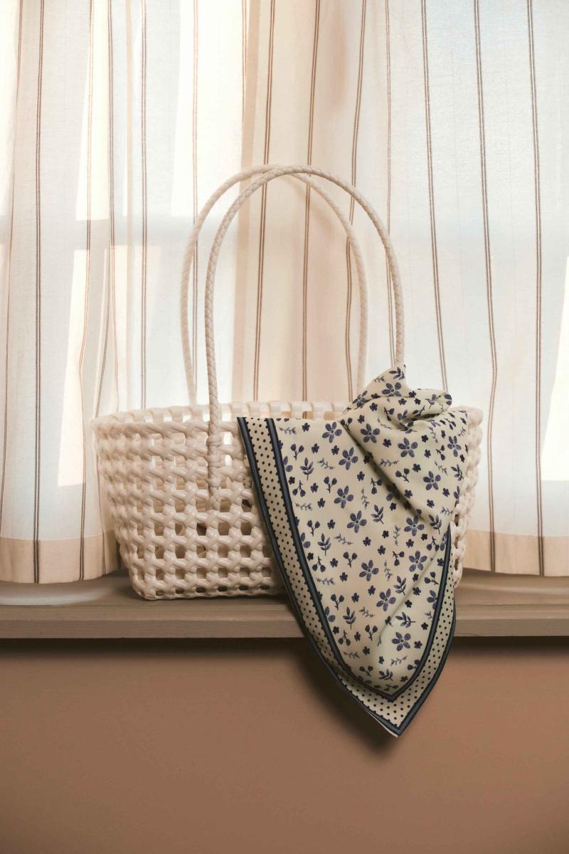 Из традиционных корзинок обязательно обратите внимание на первую модель от Rosi. Она скоро появится в продаже, и, наверняка, быстро уйдет в солд аут. 

И ещё у них кайфовые плетеные модели, представленные в разных цветах. 