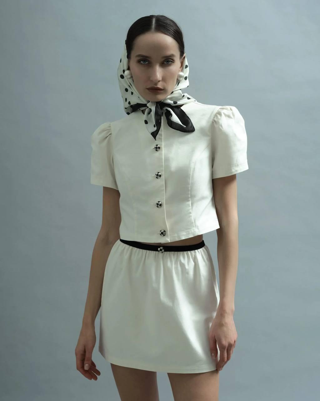 День начался со знакомства с довольно интересным брендом с выразительными изделиями BlancBloom. Стиль не мой - слишком театрально и утрировано, если на повседневку. Но модно! Положу его в свою копилку на случай особенных поводов или значимых мероприятий.