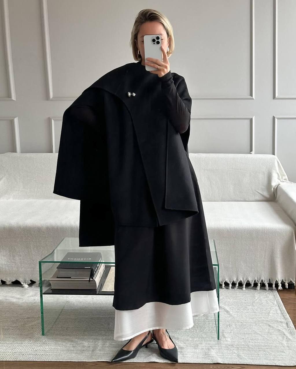 Идеальнейший баланс белого и черного. И, честно говоря, это сочетание в моей визуальной микро-вселенной заиграло совершенно по-новому. Ни намека на школу или офисную униформу, выглядит, напротив, изысканно, утонченно и дорого. 

*Вещи от студия [три четверти]. Цены у них, кстати, довольно приемлемые для такого сложного кроя, который они создают.