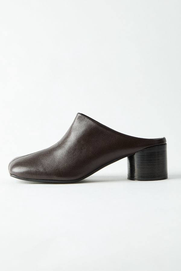 Просто офигенные моднючие грубые мюли на скидках у Todizain в полной размерной сетке. 

Носить такие будем со спортивными хлопковыми джогерами, бельевыми юбками, хлопковыми пышными юбками, брюками-аладдинами, в общем, со всеми низами, которые сейчас актуальны. 