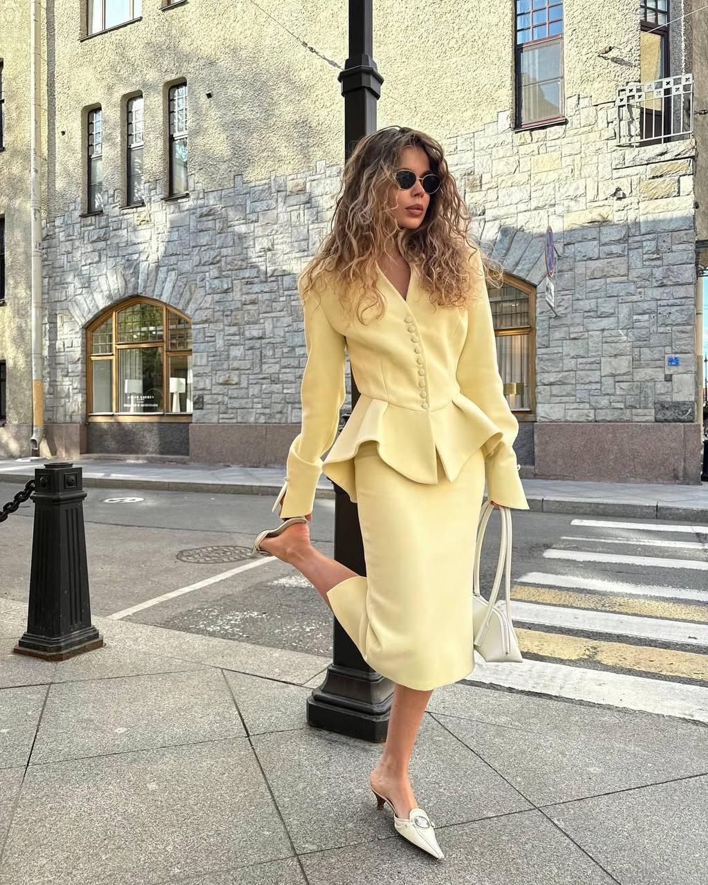 Шикарный костюм La Femme, в котором вы точно не останетесь незамеченной. 

Трендовый женственный силуэт, удлиненные рукава с деликатно расклешенными манжетами, плотный материал, способный удержать всю задуманную структуру, и цвет! Я влюбилась! 

Если ищете что-нибудь на особый случай - это должен быть он. 