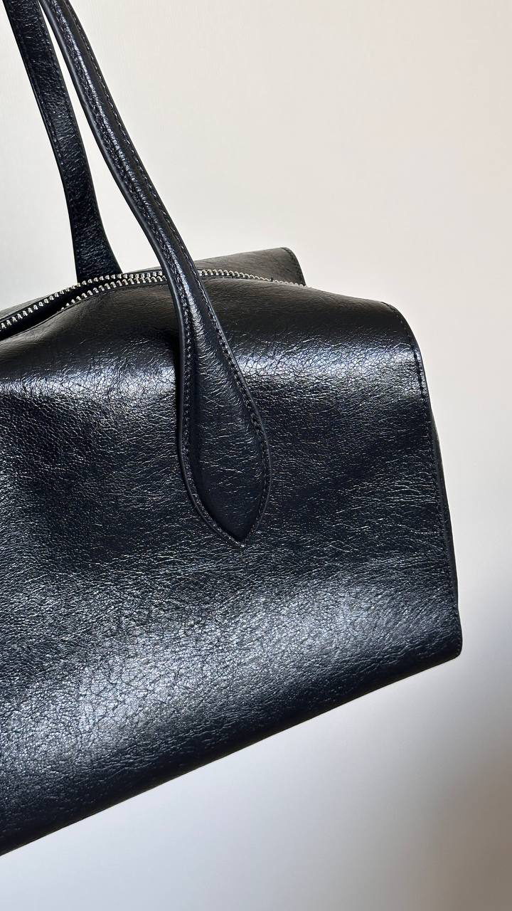 Обувь в Sela пересмотрена, перемерена, проанализирована и куплена. 

Балетки - настоящая пушка! Они мягчайшие. Скругленный широкий нос, глубокая посадка мыса, необычный вырез и очень крутая фактура кожи. Цвет то ли черный, то ли коричневый. Под разным освещением он разный. Я бы назвала его «горький шоколад». 

И пару слов о сумке: она тоже уехала со мной. Фактура такая же, что у балеток, но цвет четко черный. Идеальный боулинг, вместительного размера с адекватной длиной ручек. 

Sela, вы - умнички. Радуете.