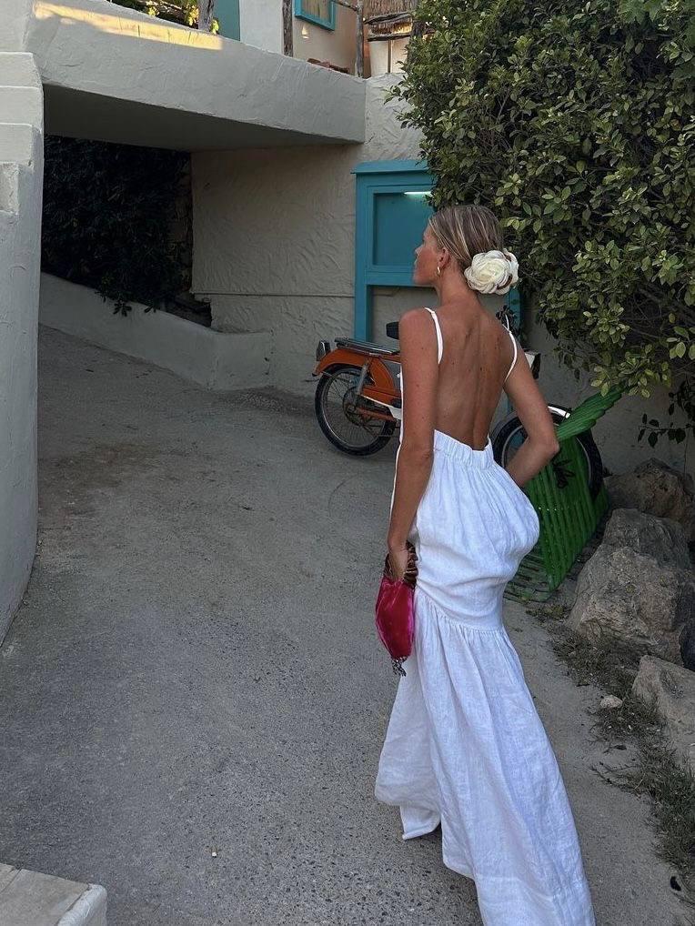 Сложно представить на лето нечто более универсальное белого длинного сарафана. А если он сконструирован открытой спинкой, то это вообще любовь во веки вечная. 

Сильно нравится, как усложняет образ с таким сарафаном платок на голову. Обязательно планирую прикупить парочку. И того, и другого.