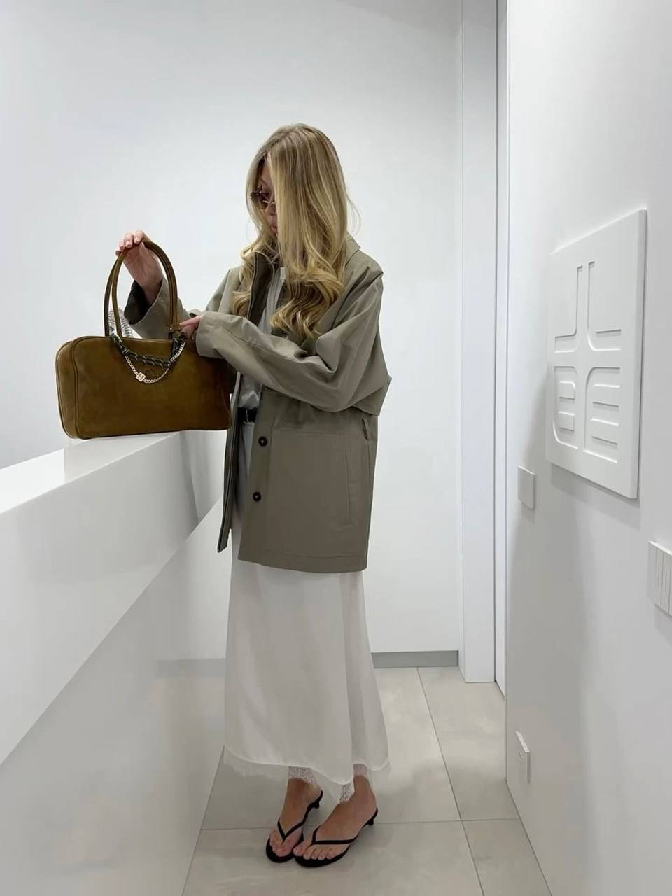 Постоянно обращаю внимание, что тренчи или ветровки под тренч + бельевая тематика - очень удачное сочетание. Даже удалось вам примеров наковырять по разным источникам. 

Это я к чему? В силу профессиональной деформации, уже раздумываю над осенними гардеробами и подсознательно запоминаю, что мы туда заберем и как мы это будем носить.