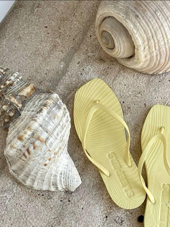 Калорс инспирэйшн к самым трендовым цветам сезона: сливочный, ледяной голубой и фисташковый. Они прекрасны все. 

Отталкиваться  в выборе любимого остается лишь от личных предпочтений и собственного цветотипа. Хотя я плевала на последнее и активно ношу в этом сезоне желтый, хоть он мне и не идёт.