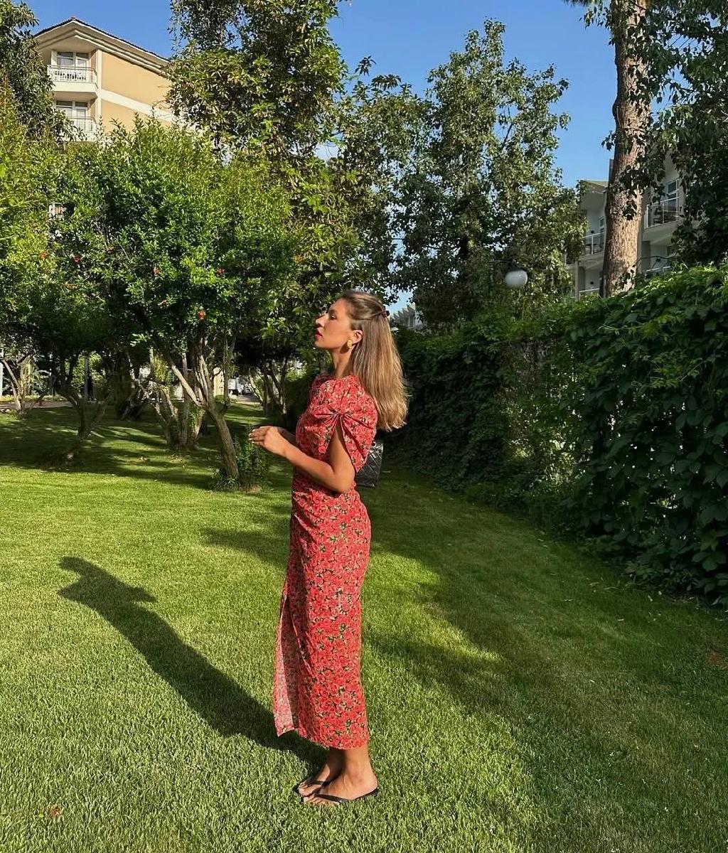 Через неделю лето! И вы только гляньте на это платье с маками от Mersin Store. Считаю, незаконно продавать этот залипательный принт в таком изящном силуэте и снимать в нем такие атмосферные фотографии. Бесплатных дней ноль, епамать. 